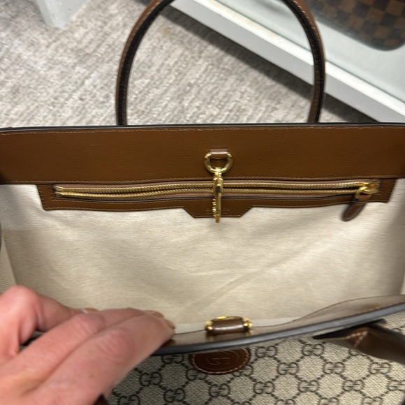 Gucci Medium Tote with Interlocking G - Picture 4 of 14